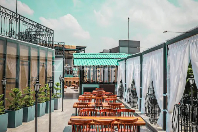  in Barish Moon Bar & Lounge Sector 38 Noida